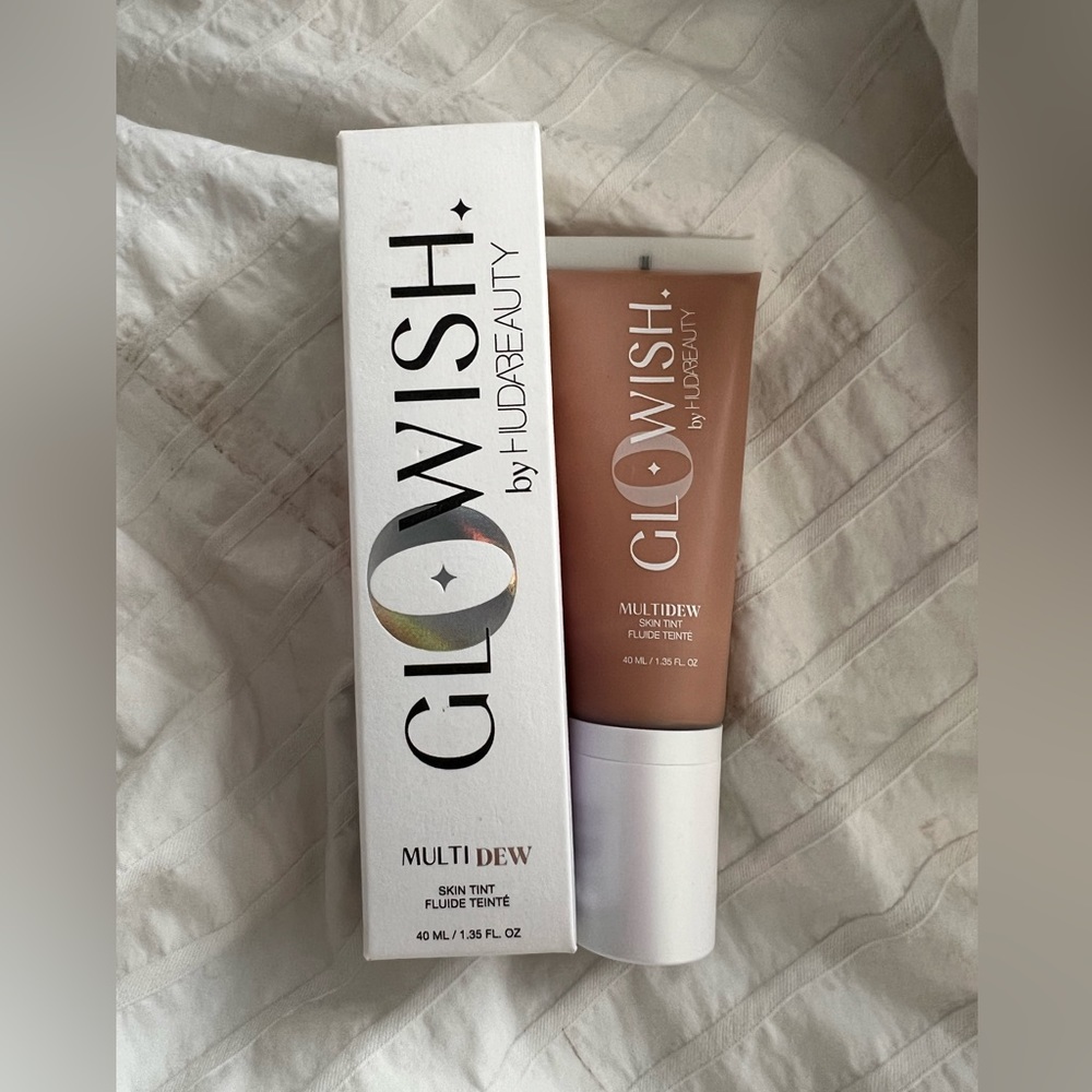NIB HUDA BEAUTY GLOWISH MULTI DEW SKIN TINT